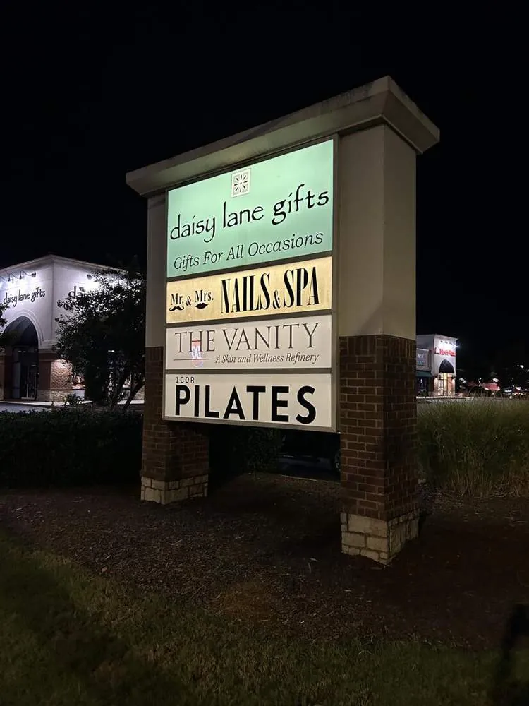 Lit monument at night, Daisy Lane