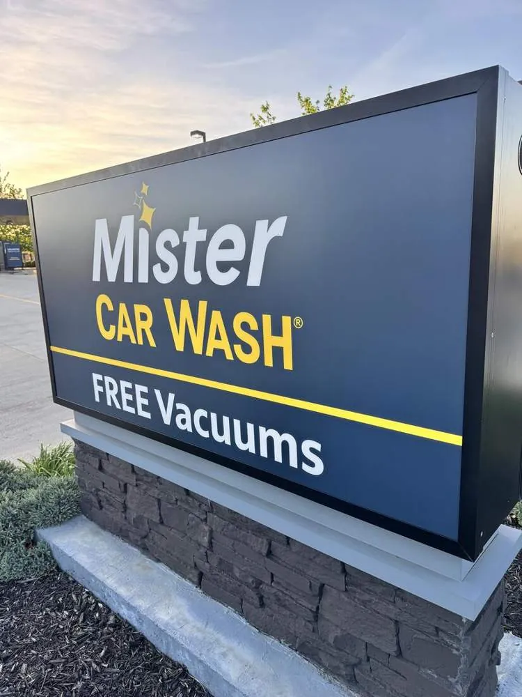 Monument sign, Mister Car Wash