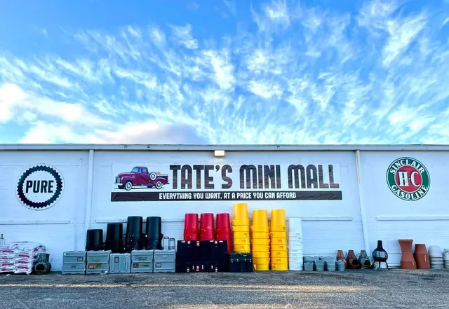 Building sign Tate's Mini Mall